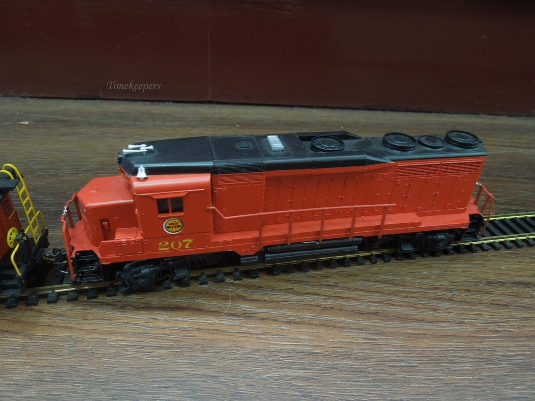 q931 Vintage Chicago Great Western Red 4 Locomotive Engines and 2 Coach Train Set along with Track Rare