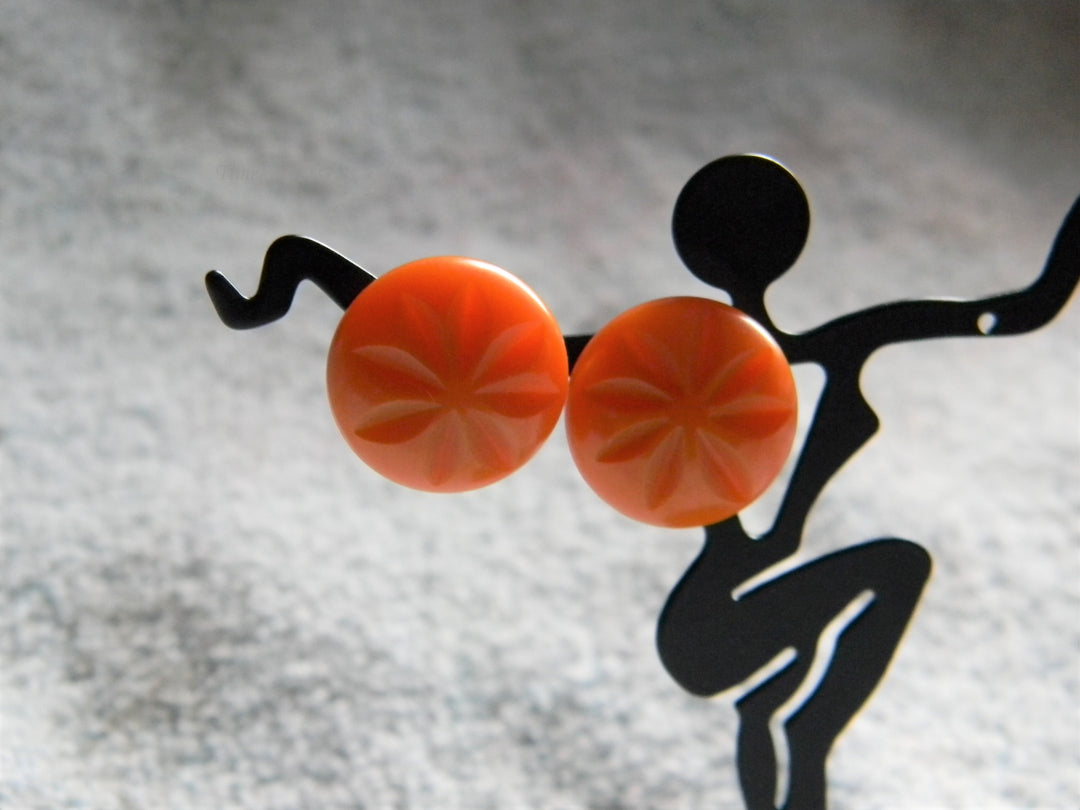 j928 Beautiful Vintage Orange Bakelite Clip Earrings with Flower Impression
