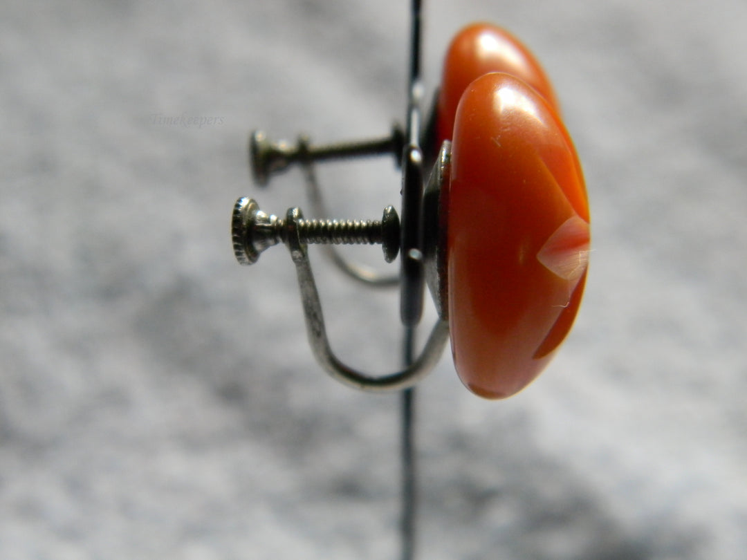 j928 Beautiful Vintage Orange Bakelite Clip Earrings with Flower Impression