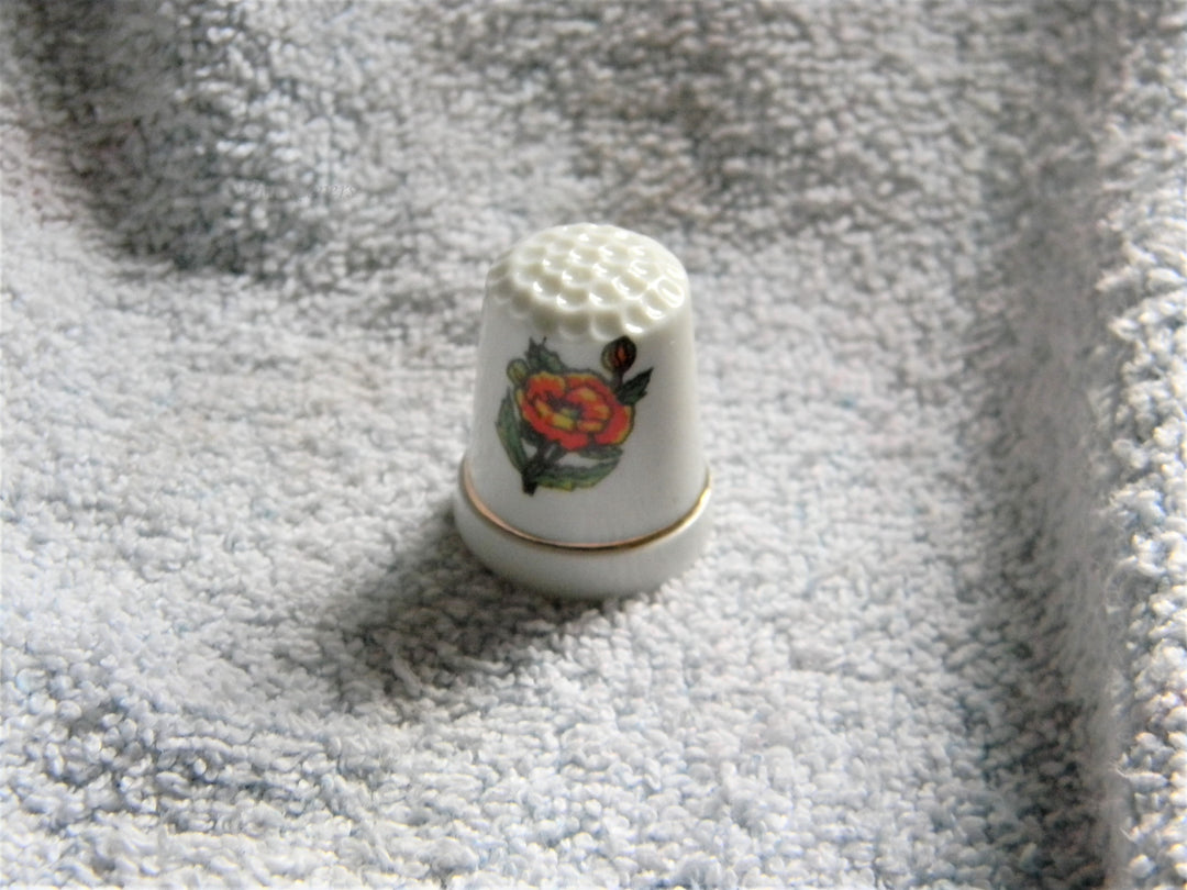 j934 Nice Vintage Ceramic Thimble in White with a Flower