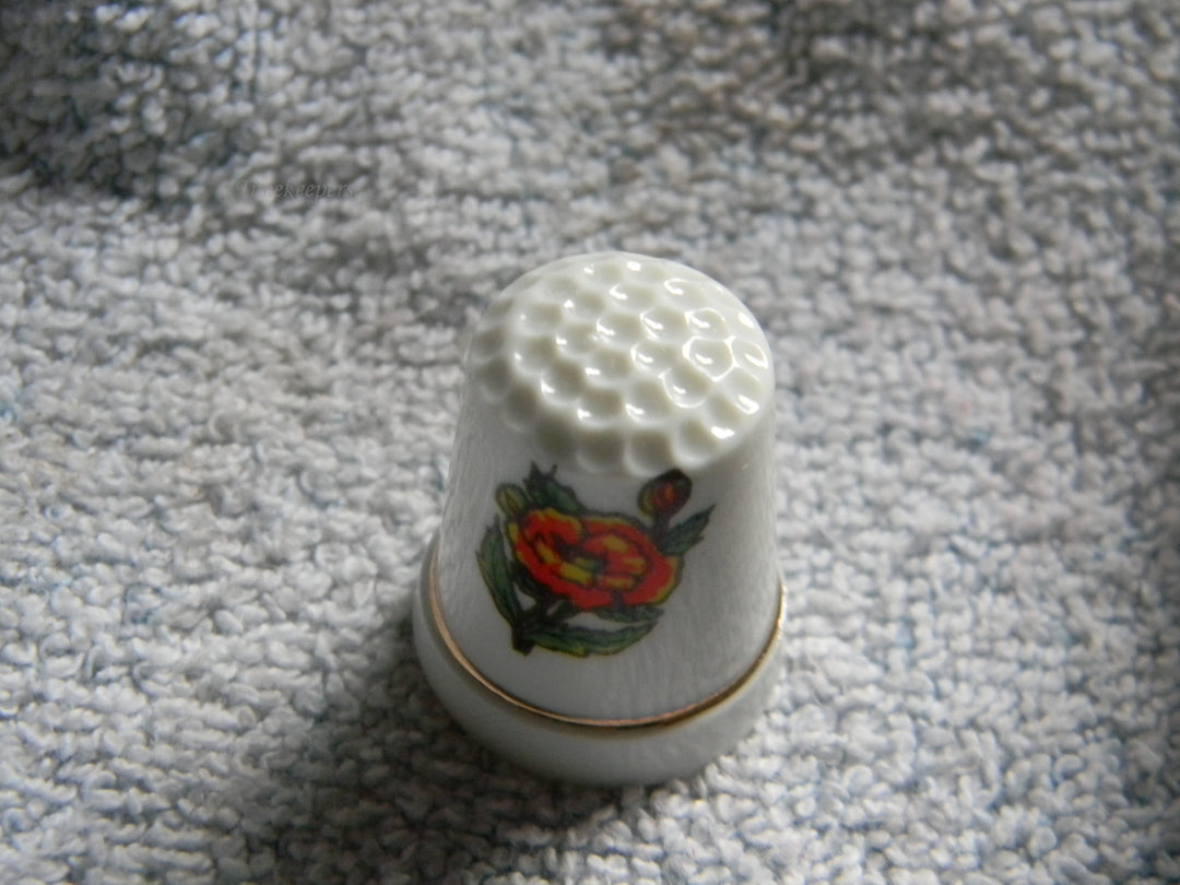 j934 Nice Vintage Ceramic Thimble in White with a Flower