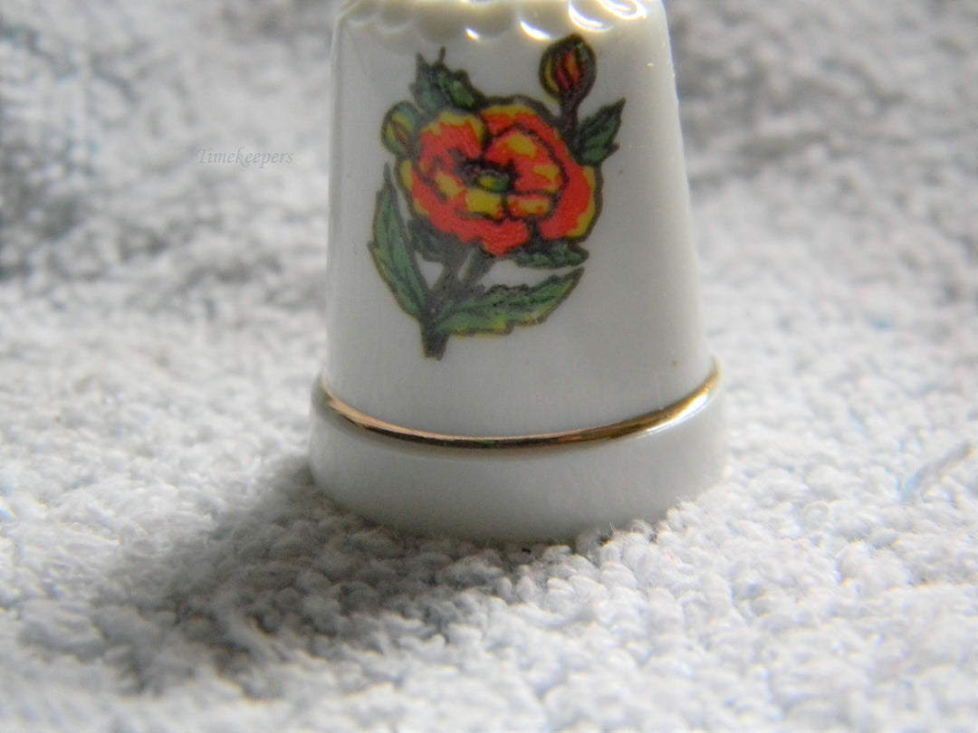 j934 Nice Vintage Ceramic Thimble in White with a Flower