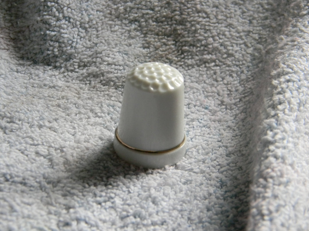 j934 Nice Vintage Ceramic Thimble in White with a Flower