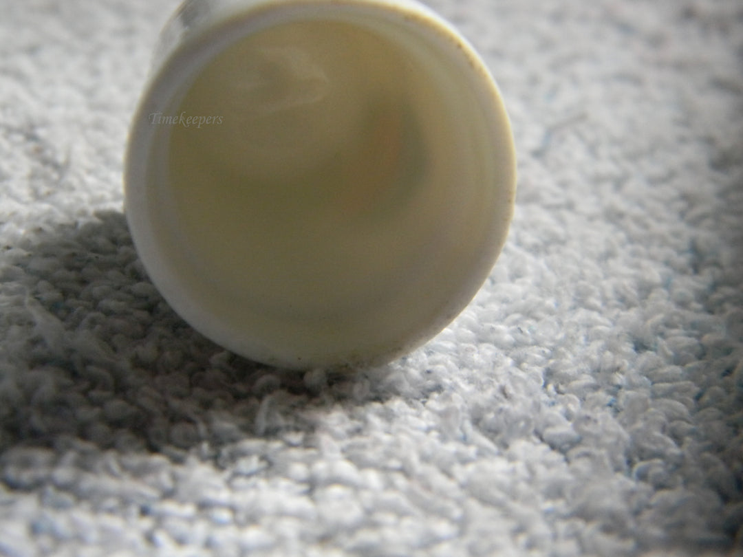 j934 Nice Vintage Ceramic Thimble in White with a Flower