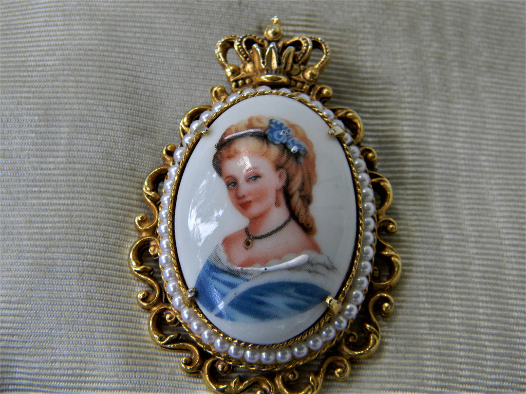 j957 Florenza Convertible Porcelain Vintage Brooch with Lady in Blue Gold Tone