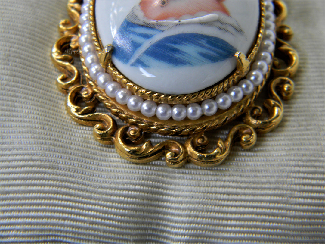 j957 Florenza Convertible Porcelain Vintage Brooch with Lady in Blue Gold Tone