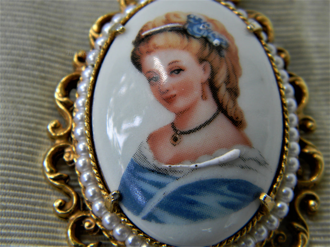 j957 Florenza Convertible Porcelain Vintage Brooch with Lady in Blue Gold Tone