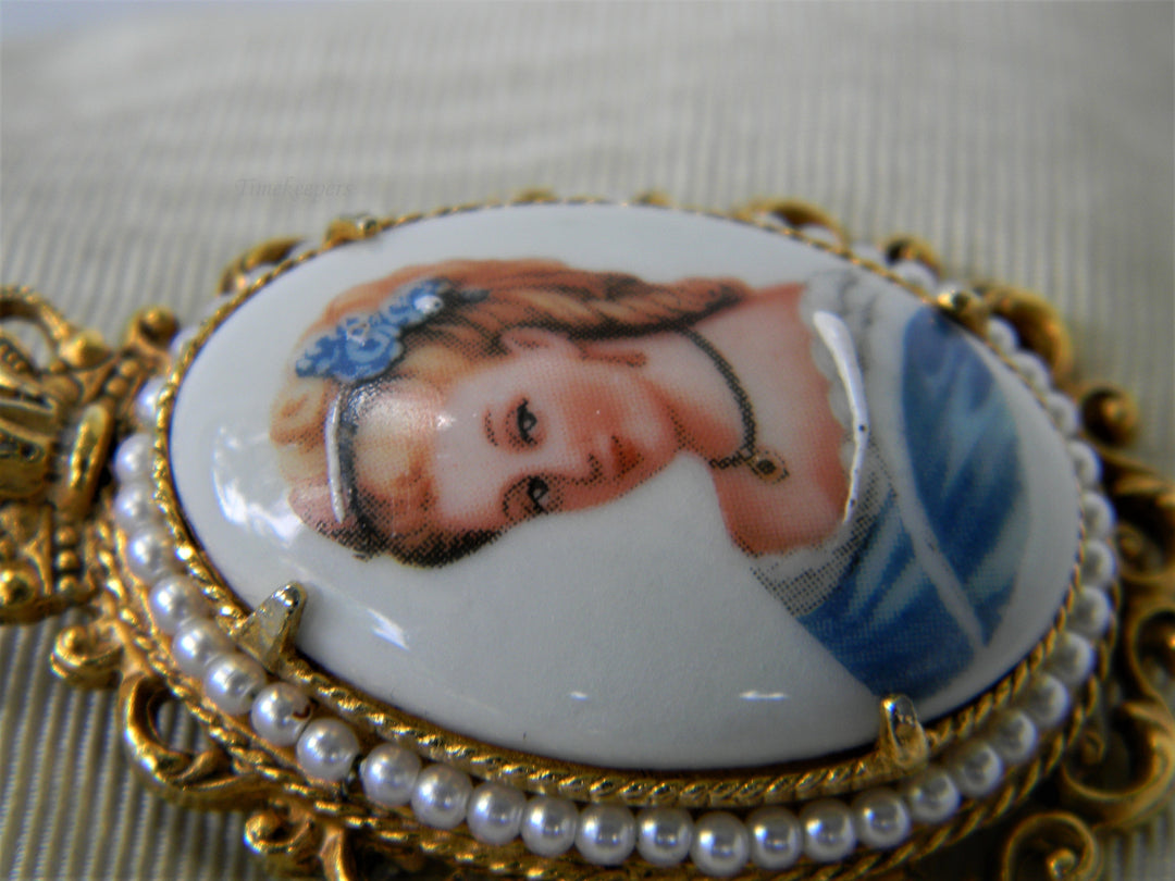 j957 Florenza Convertible Porcelain Vintage Brooch with Lady in Blue Gold Tone