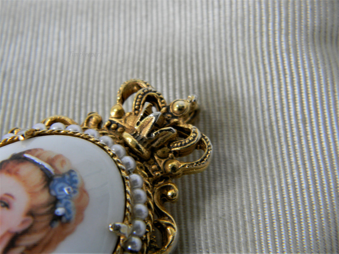 j957 Florenza Convertible Porcelain Vintage Brooch with Lady in Blue Gold Tone