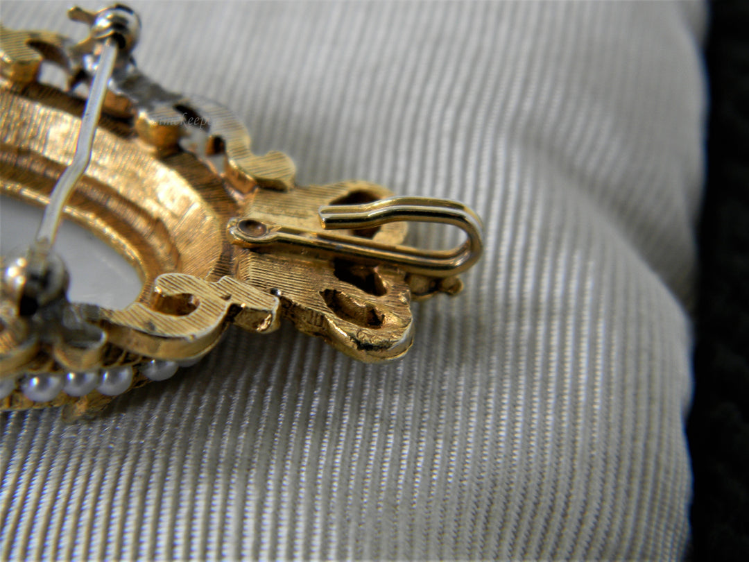 j957 Florenza Convertible Porcelain Vintage Brooch with Lady in Blue Gold Tone