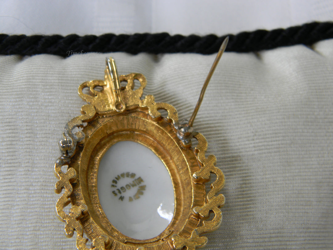 j957 Florenza Convertible Porcelain Vintage Brooch with Lady in Blue Gold Tone