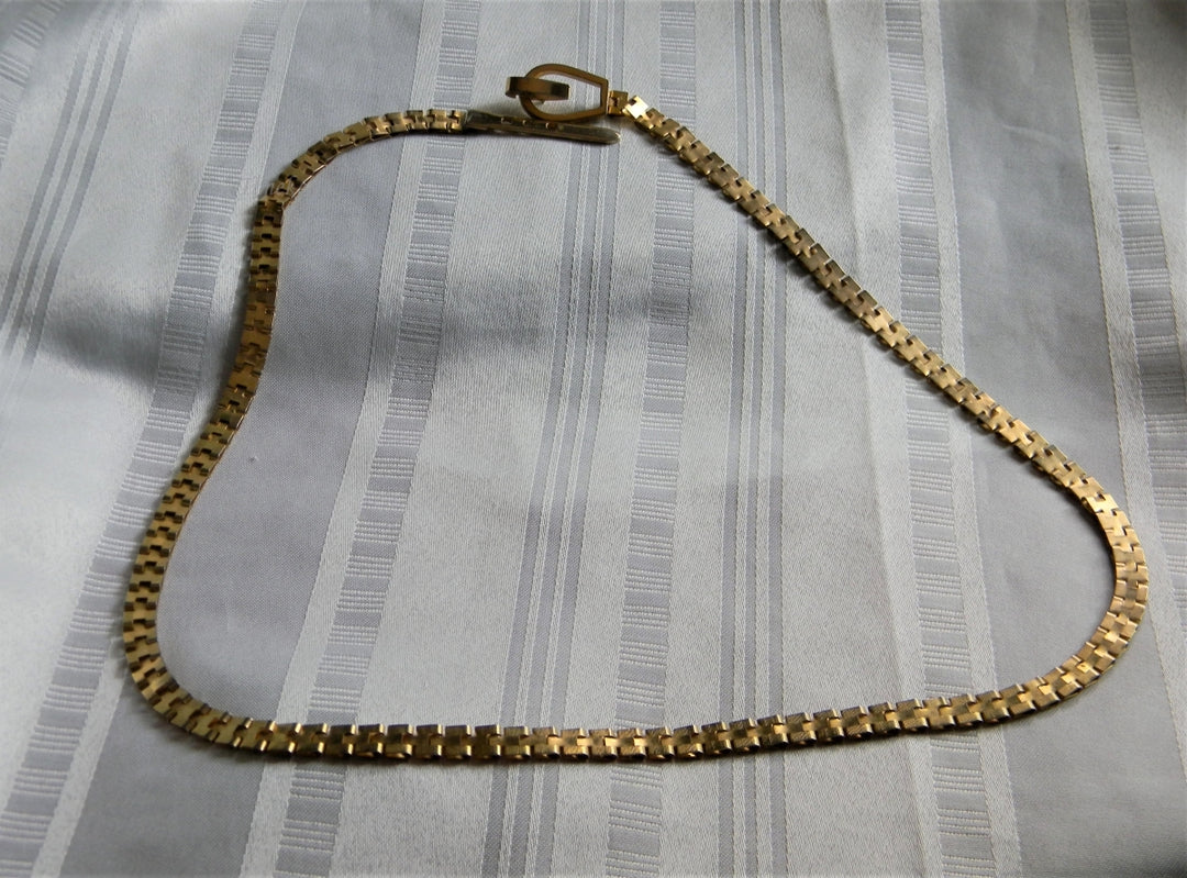 p227 Beautiful Narrow Gold Tone Link Belt with Clip Latch Buckle