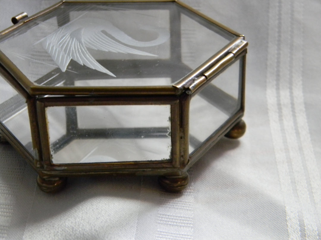 j977 Beautiful Vintage Etched Swan Glass and Brass Hexagon Trinket Box