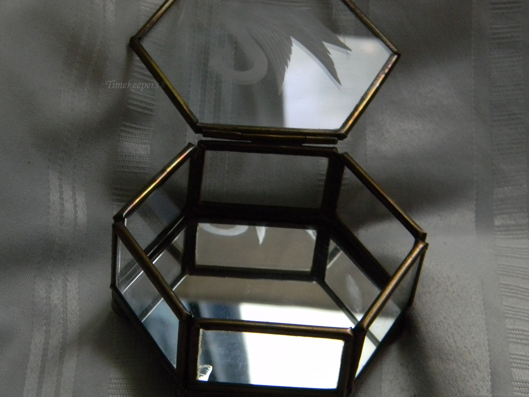 j977 Beautiful Vintage Etched Swan Glass and Brass Hexagon Trinket Box