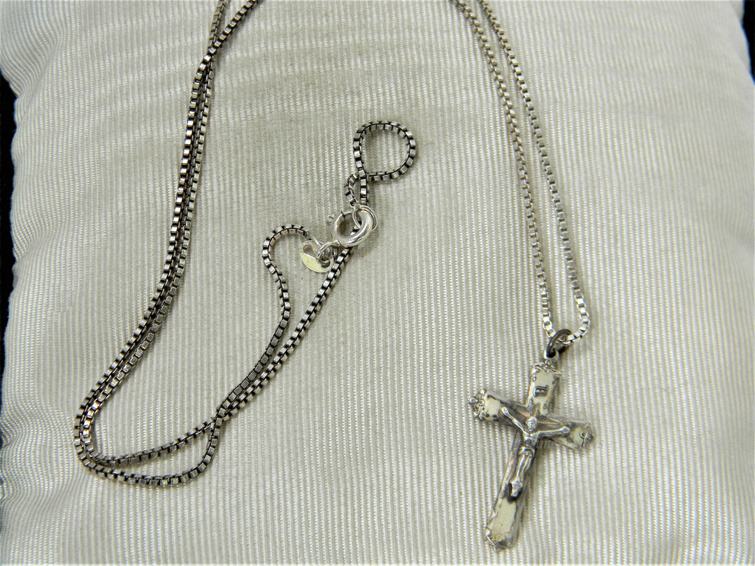 j303 Beautiful Sterling Silver Crucifix Pendant on Sterling Box Chain