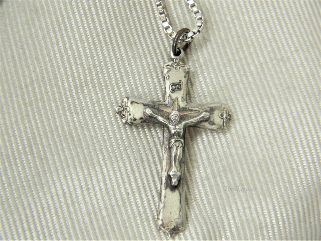 j303 Beautiful Sterling Silver Crucifix Pendant on Sterling Box Chain