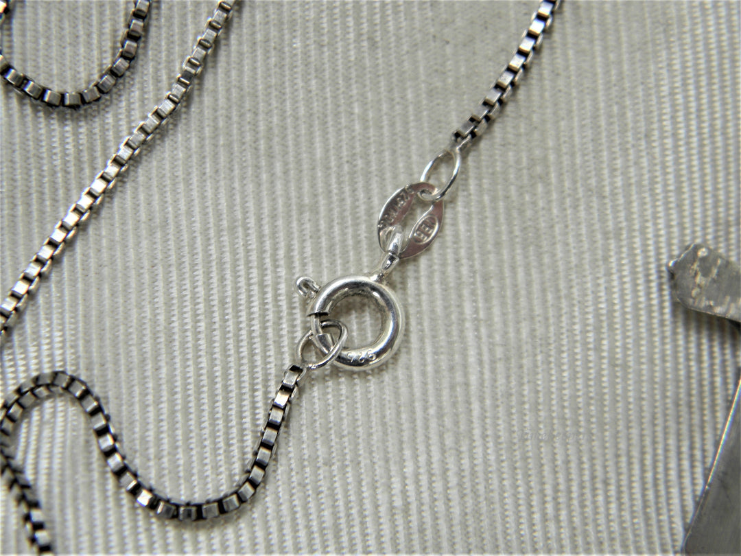 j303 Beautiful Sterling Silver Crucifix Pendant on Sterling Box Chain