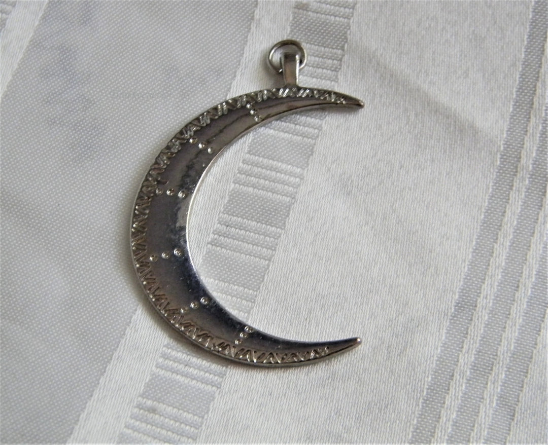 p244 Vintage Silver Tone Embossed Crescent Moon Pendant/ Charm (No Chain)
