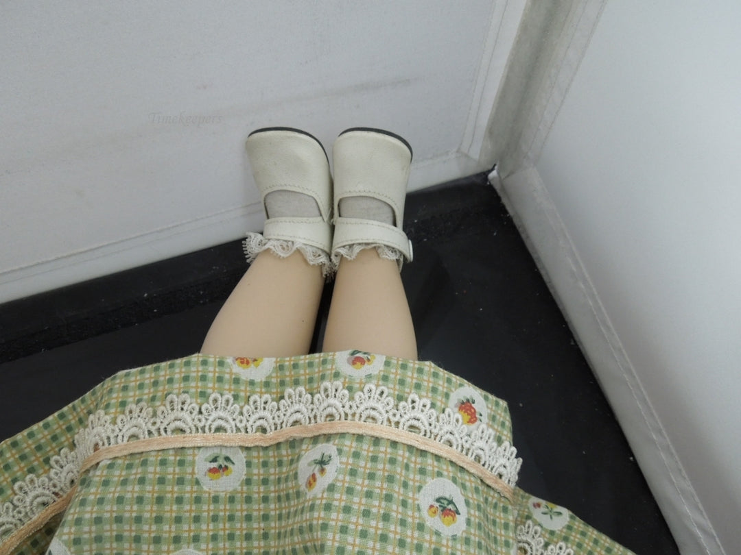 h686 Vintage Doll with cloth Body Porcelain Head, Hands, Legs and Feet