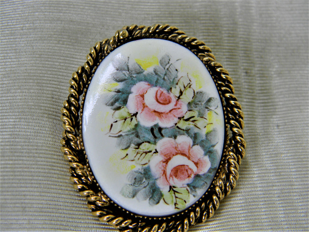 j358 Stunning Vintage Brooch with Painted Pink Flowers and Leaves in Gold Tone