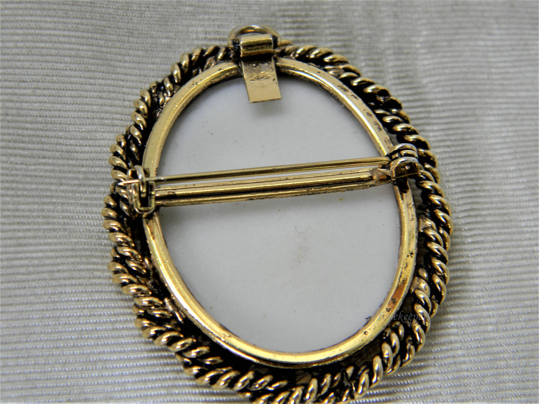 j358 Stunning Vintage Brooch with Painted Pink Flowers and Leaves in Gold Tone