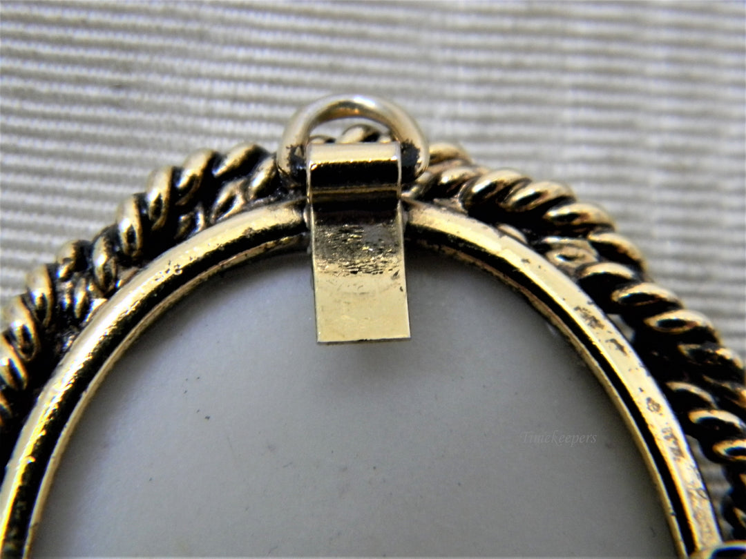 j358 Stunning Vintage Brooch with Painted Pink Flowers and Leaves in Gold Tone