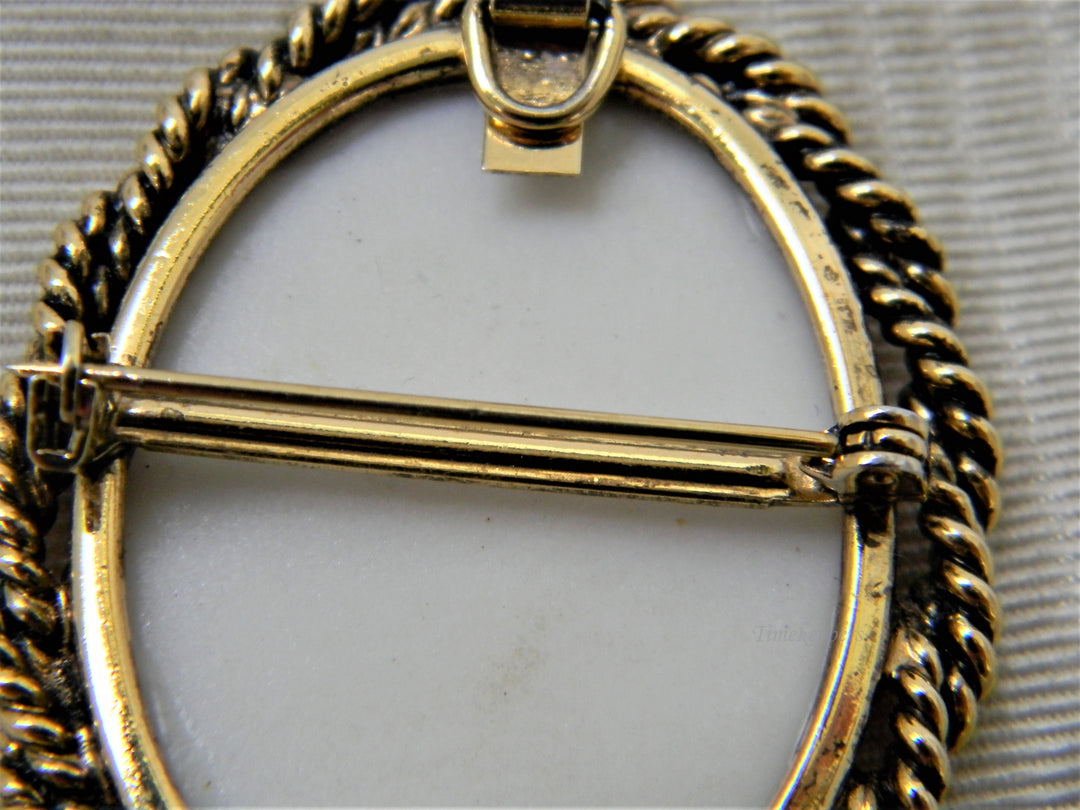 j358 Stunning Vintage Brooch with Painted Pink Flowers and Leaves in Gold Tone