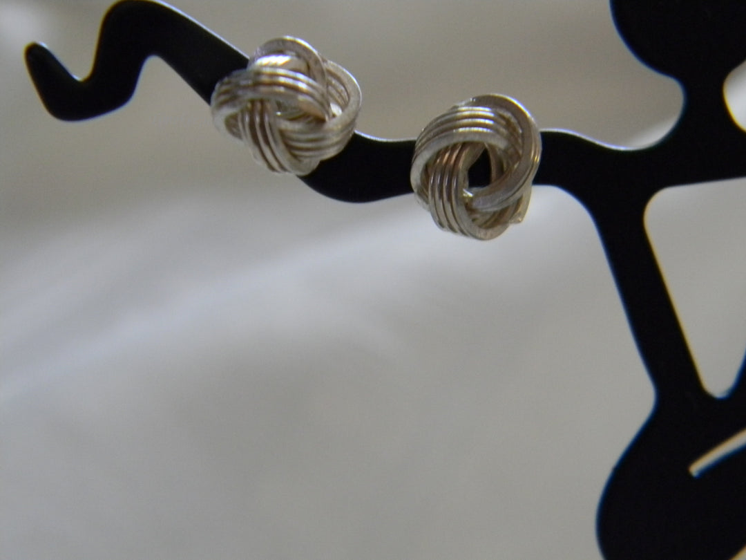 h428 Pretty Sterling Silver Knot Post Earrings