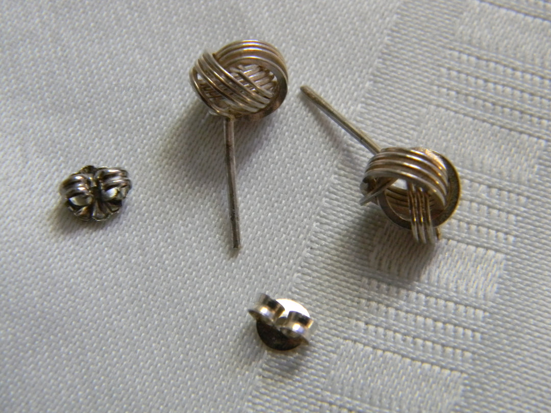h428 Pretty Sterling Silver Knot Post Earrings