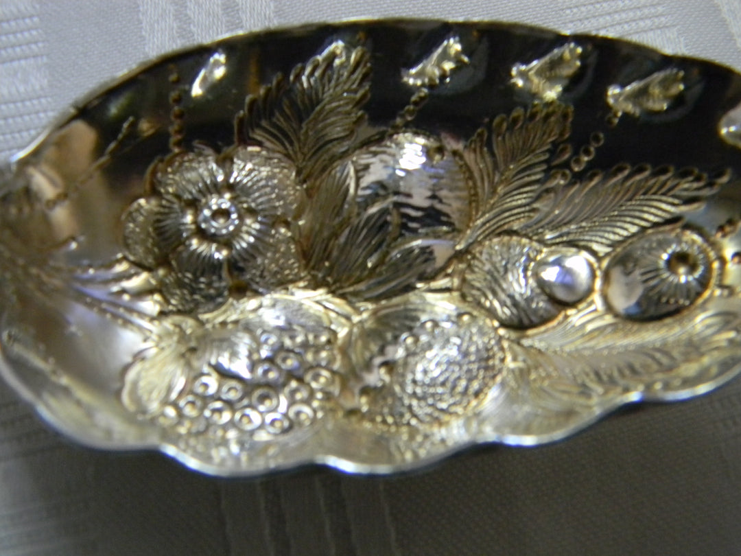h440 Vintage Sterling Silver Embossed Fruit Serving Spoon