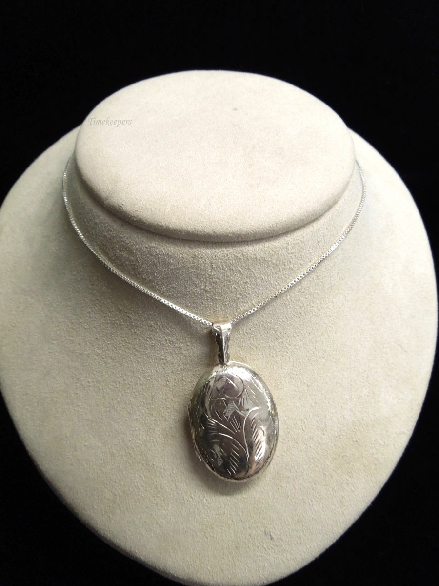 k579 Ladies Pretty Etched Sterling Silver Locket and Box Chain