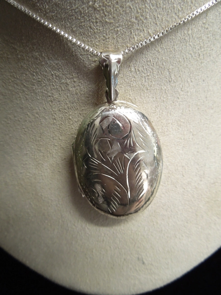 k579 Ladies Pretty Etched Sterling Silver Locket and Box Chain