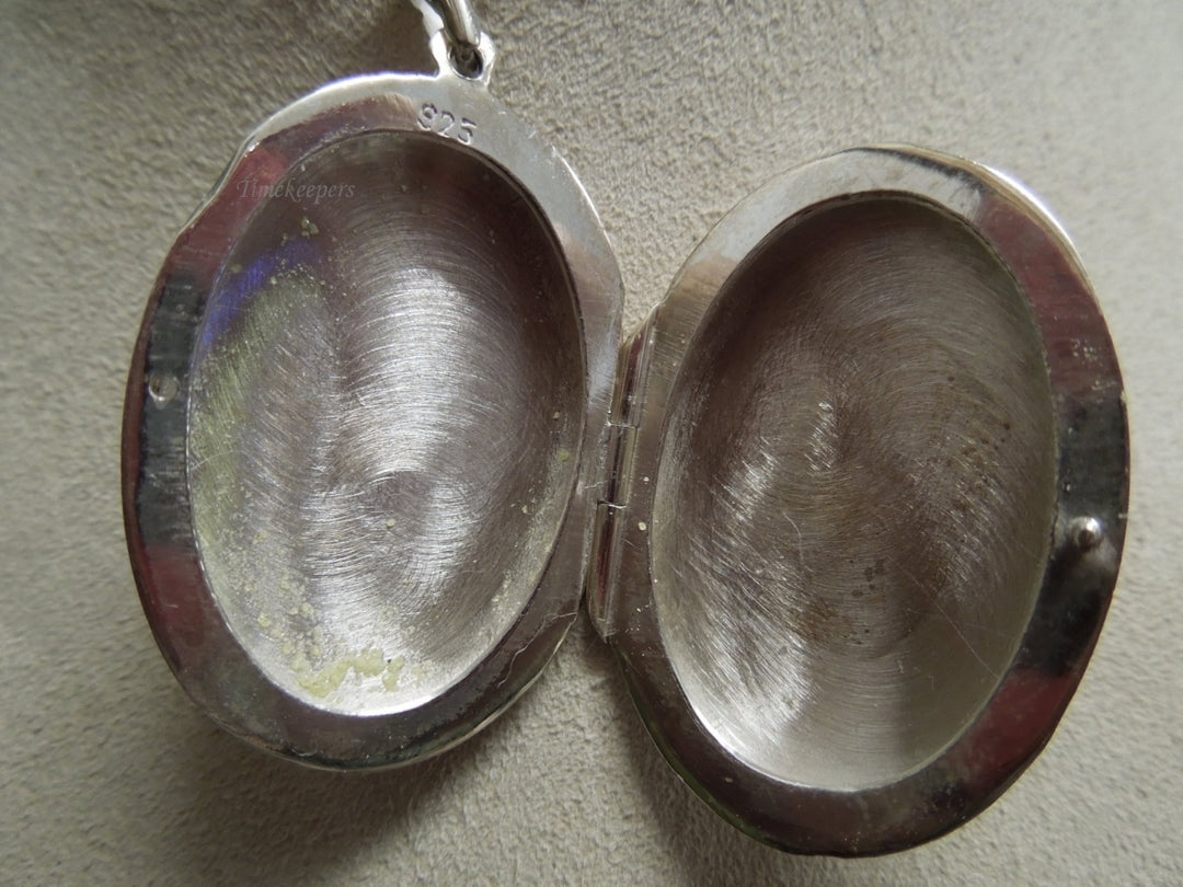 k579 Ladies Pretty Etched Sterling Silver Locket and Box Chain