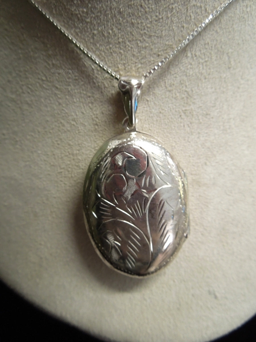 k579 Ladies Pretty Etched Sterling Silver Locket and Box Chain