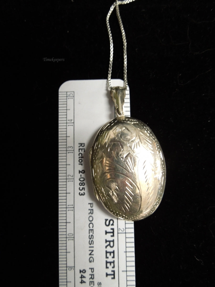 k579 Ladies Pretty Etched Sterling Silver Locket and Box Chain