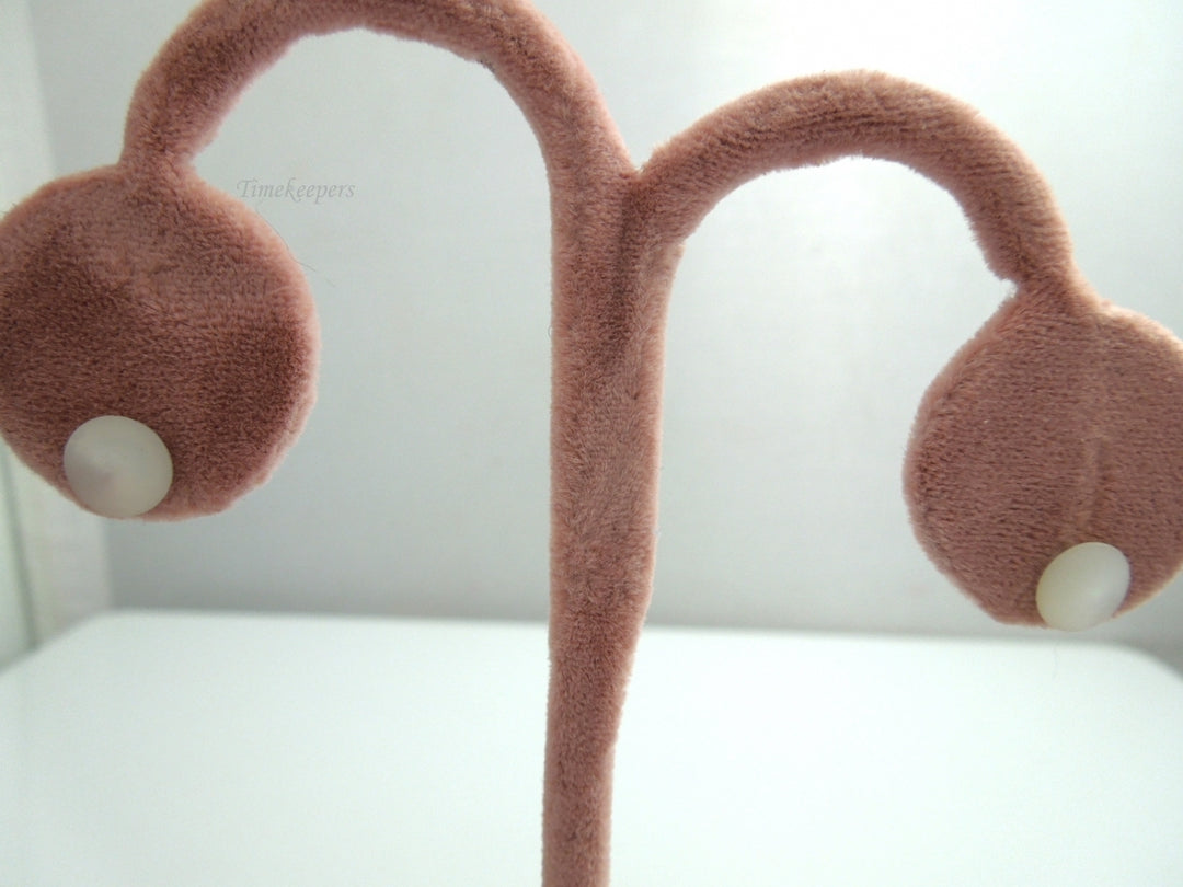 k586 Ladies Dainty 14kt Yellow Gold Mother of Pearl Earring Studs