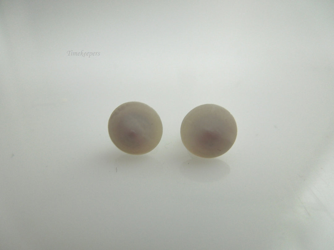 k586 Ladies Dainty 14kt Yellow Gold Mother of Pearl Earring Studs