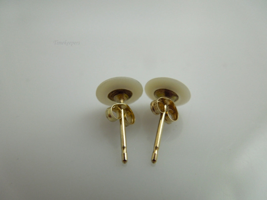 k586 Ladies Dainty 14kt Yellow Gold Mother of Pearl Earring Studs