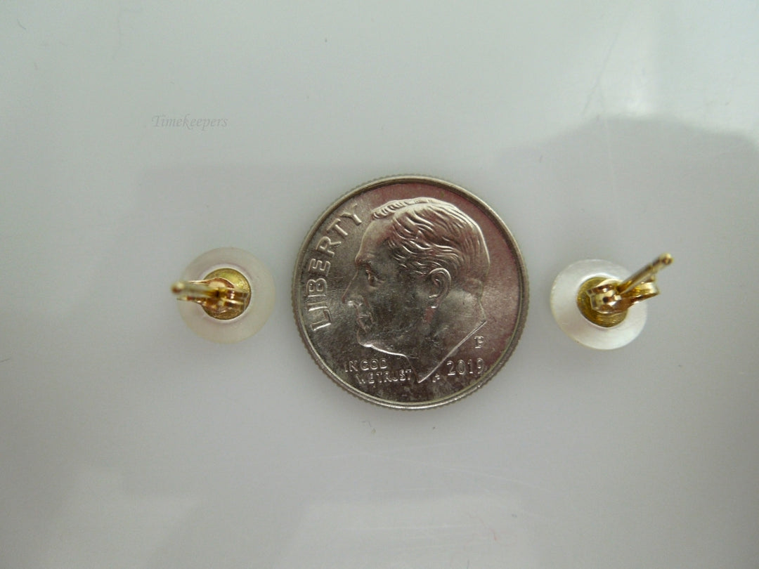 k586 Ladies Dainty 14kt Yellow Gold Mother of Pearl Earring Studs