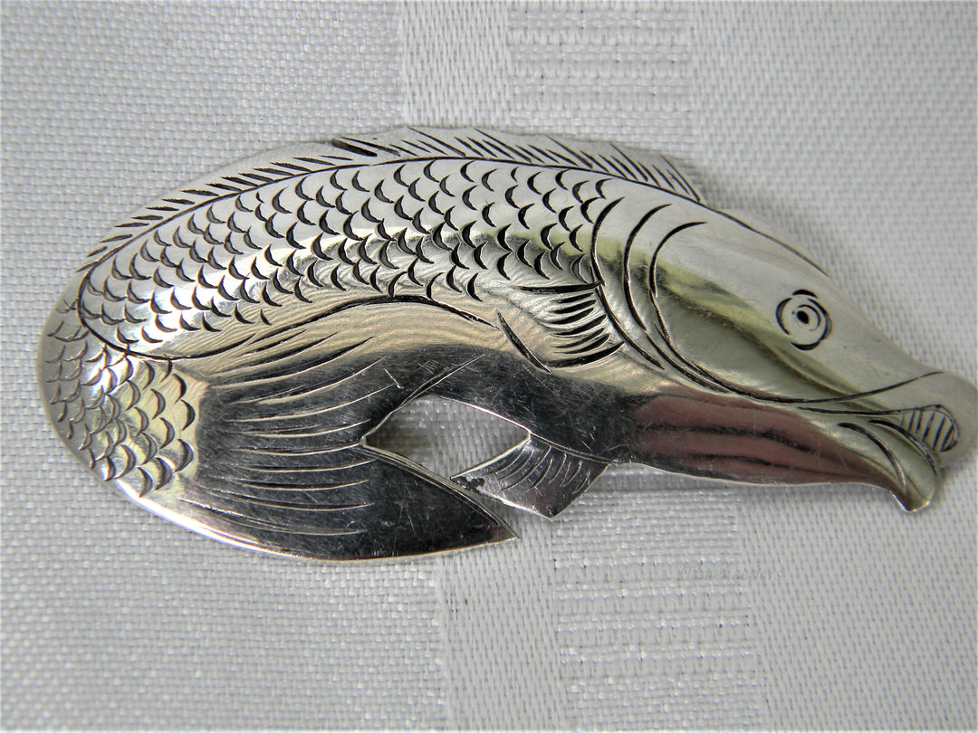 j384 Beautiful Vintage Sterling Jumping Fish Brooch