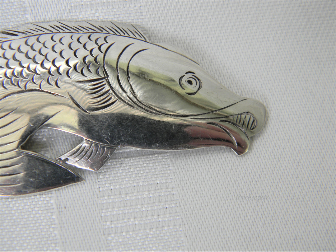 j384 Beautiful Vintage Sterling Jumping Fish Brooch