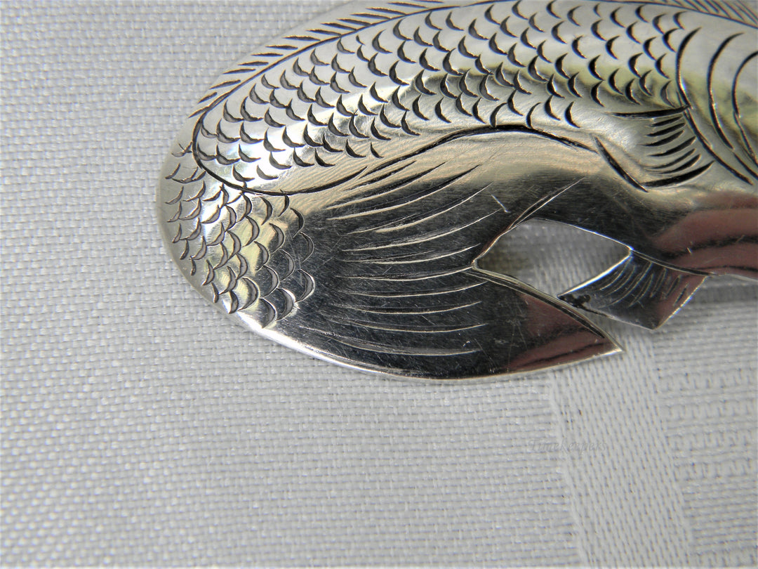 j384 Beautiful Vintage Sterling Jumping Fish Brooch