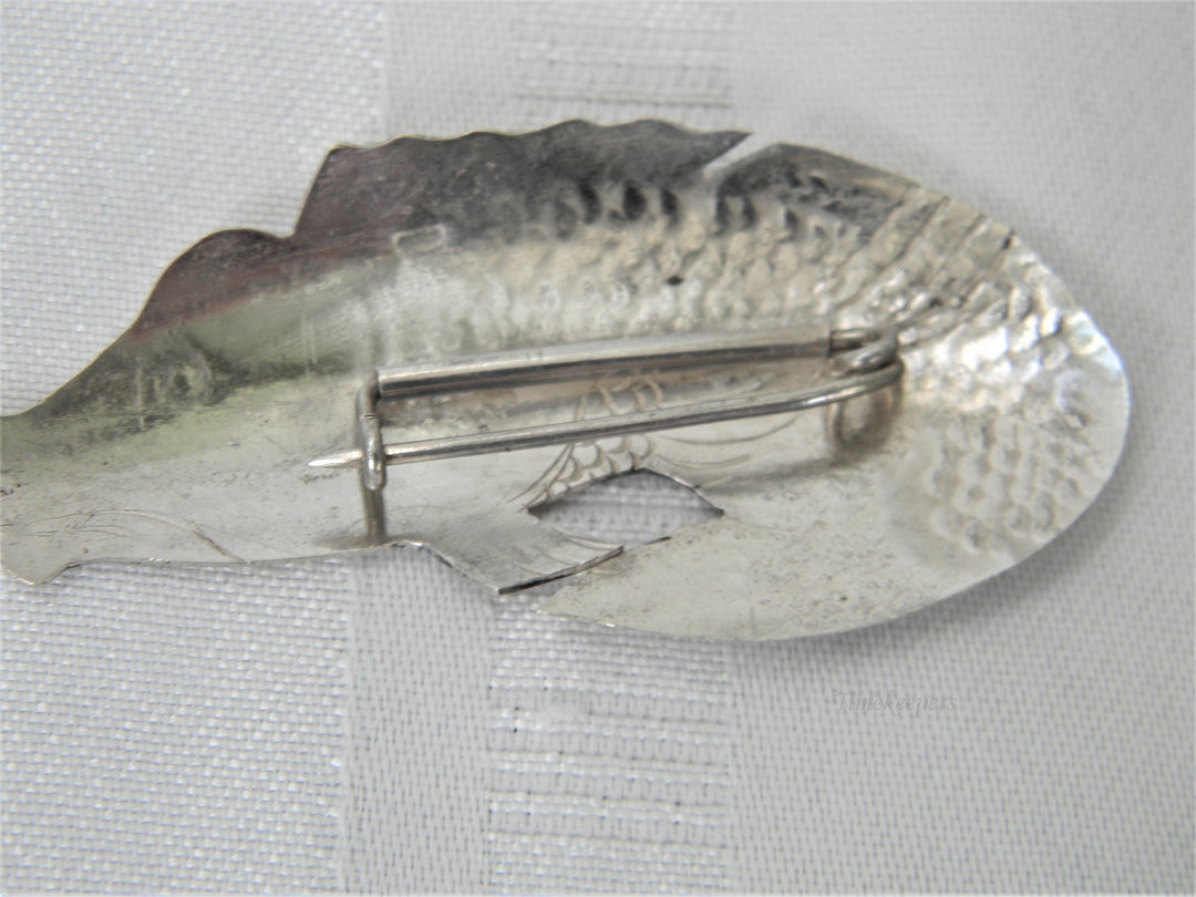 j384 Beautiful Vintage Sterling Jumping Fish Brooch