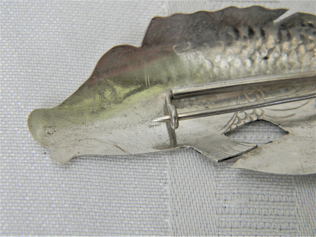 j384 Beautiful Vintage Sterling Jumping Fish Brooch