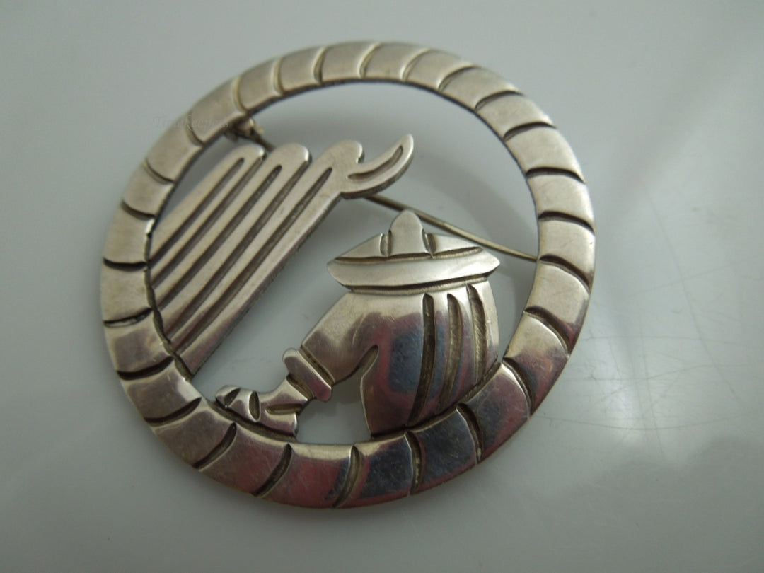 q005 Beautiful Sterling Silver Round Pin/Brooch-Vintage