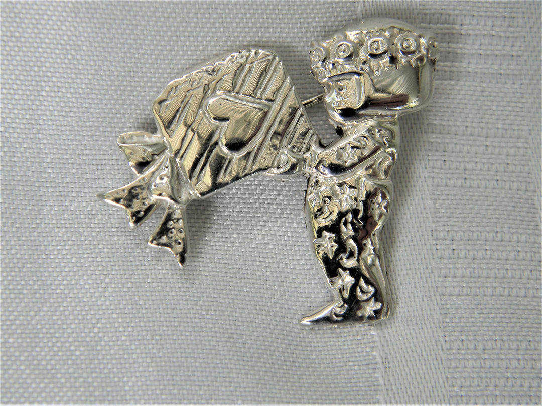 j385 Beautiful Vintage Sterling Little Girl with Gift Brooch