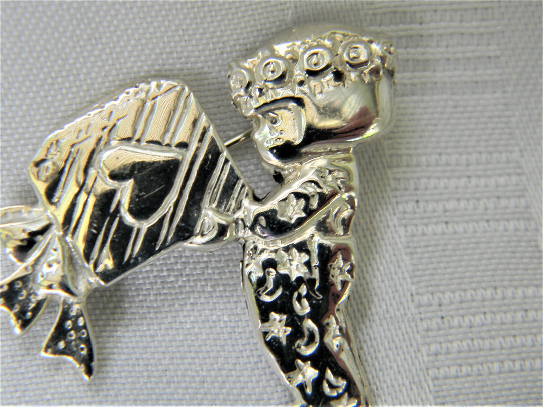 j385 Beautiful Vintage Sterling Little Girl with Gift Brooch