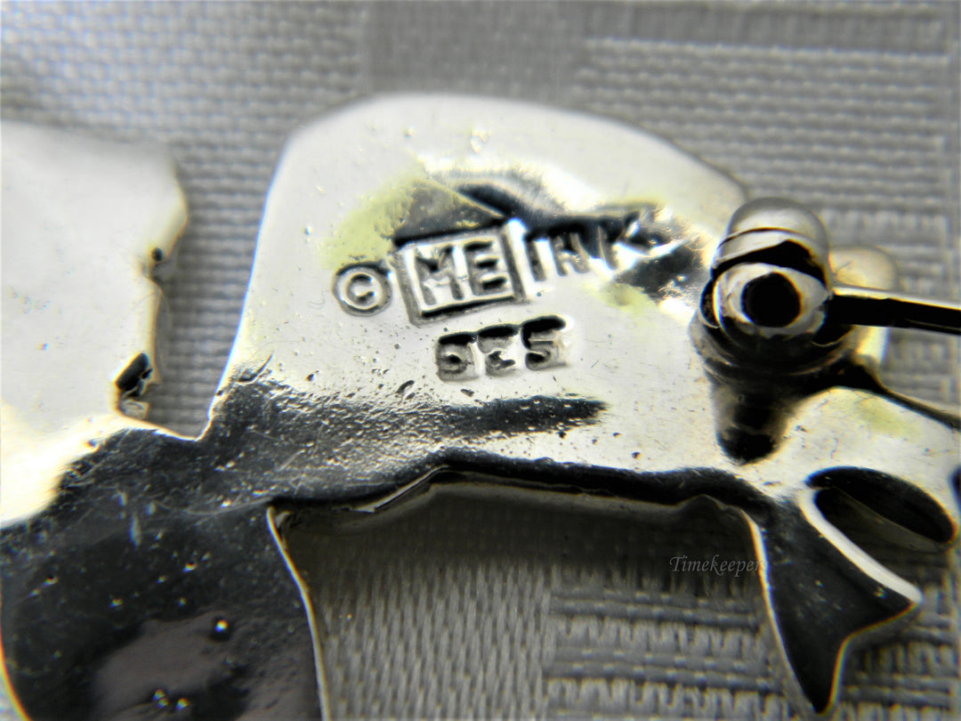 j385 Beautiful Vintage Sterling Little Girl with Gift Brooch