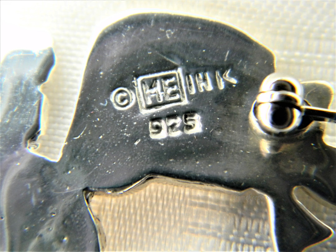 j385 Beautiful Vintage Sterling Little Girl with Gift Brooch