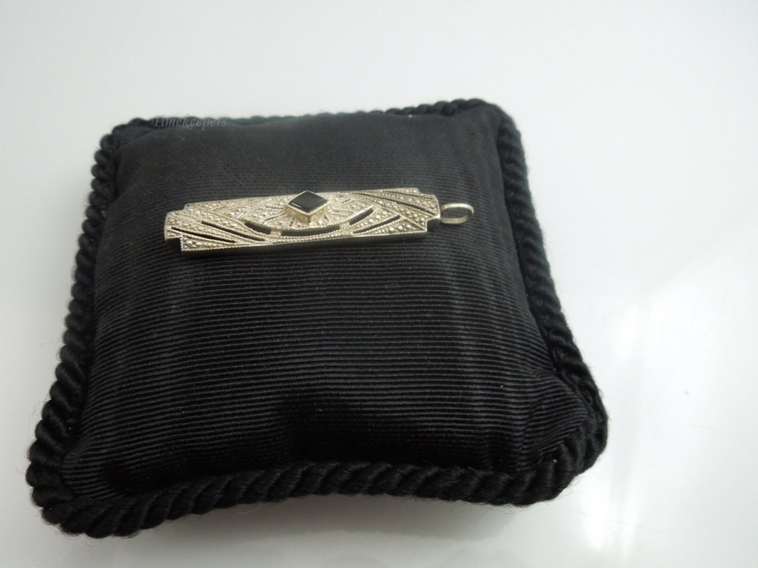 q022 A Lovely Sterling Silver Rectangle Pendant/Locket